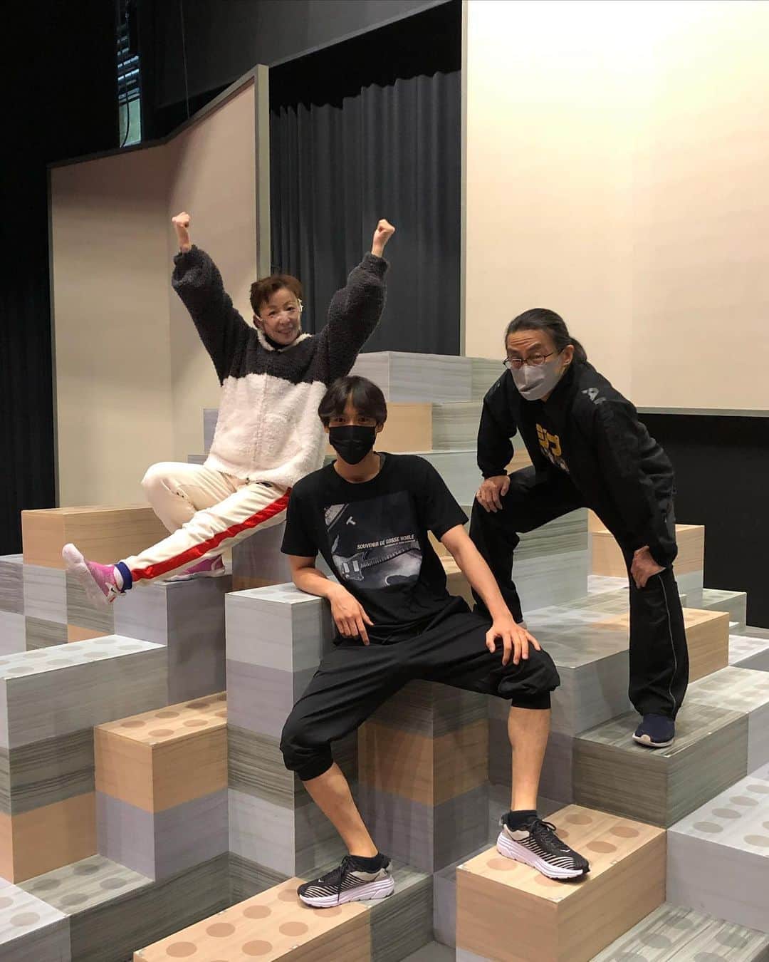 福士蒼汰のインスタグラム：「浦島さーーーん！ 残り1公演！ 明日が大千秋楽となります！  まだまだライブ配信 そして当日券等もありますので 是非ご覧ください❗️  写真は 本日の公演前 それぞれが声出しやウォームアップのためにステージに集まっていた時 羽野さんがパシャりしようと📸」