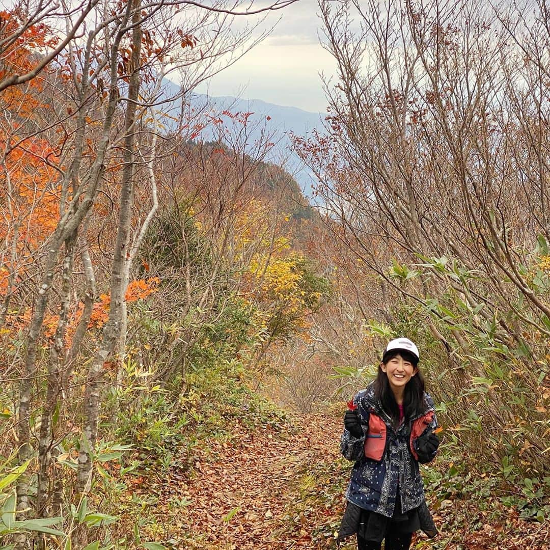 土屋香織さんのインスタグラム写真 - (土屋香織Instagram)「⛰𝔸𝕞𝕒𝕜𝕒𝕫𝕒𝕣𝕚𝕪𝕒𝕞𝕒𖡼𖡼𖡼雨飾山 なんと!!!紅葉の景色の後に 途中こんなに雪が積もってたの❄️ まさかの雪山デビューしちゃいました🤣❄️ 紅葉を楽しみにやってきたら🍁 季節飛び越えて雪景色まで見られるなんて♡ めっちゃテンション上がっちゃったぁ( ˘͈ ᵕ ˘͈ )☸︎˳*✦︎∗︎˚ ぬかるみもすごくて何回も滑ったけど おしりだけは死守🤣 体幹鍛えられまくりな下山でした🏔 雨飾温泉に癒されたぁ♨️ 湯加減がちょうどよかったです🧖‍♀️ . この前登った立山もこの雨飾山も #日本百名山 なんですね⛰ それを知ったら百名山他にも狙っていきたい気持ちに✧︎*。 白山も登ってみたいなとふと思ったので 来年あたり登山好きなノゼラーの皆様 どうかお付き合いお願いします🙋🏻‍♀️ . . . #雨飾山 #登山 #山ガール #登山コーデ  #登山記me #雪山 #紅葉 #百名山 #retrip_nippon #retrip_japan #糸魚川  #naturephotography #mountainphotography #mountainlovers #trekking #climbing #登山初心者 #山が好き #登山女子 #vic_season #japan_daytime_view #genic_mag #yamap55 #山女 #amakazariyama #cwx #nipponを走ろう #新潟県 @cwx.jp」10月31日 16時35分 - kaorintsuchiya