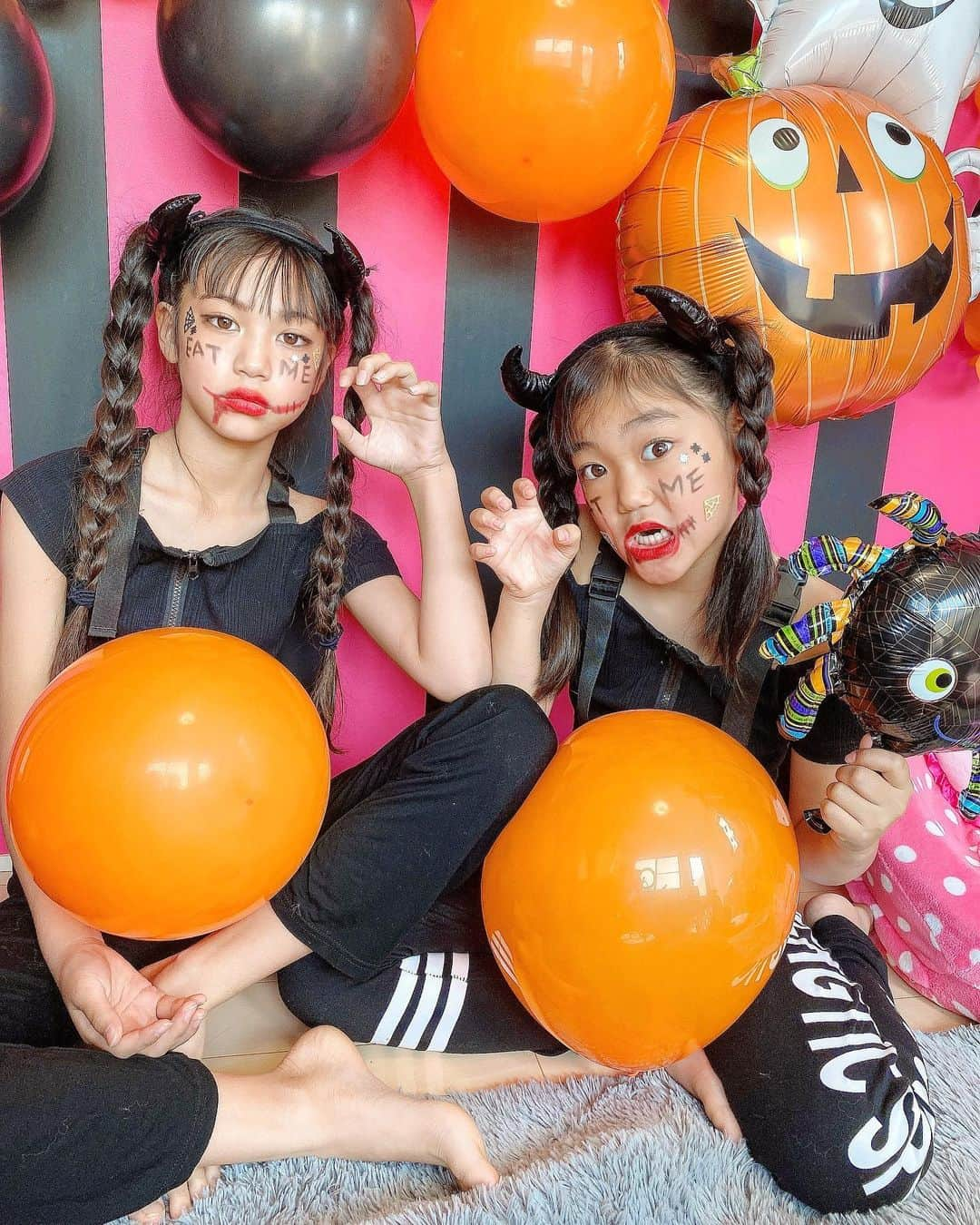 代田萌花さんのインスタグラム写真 - (代田萌花Instagram)「🎃happyハロウィン👻 みなさんは、どんなハロウィンを過ごしていますか？？😊💕💕毎年モカニナは、 @fam.fam.fam2018 さんの バルーン使ってます！ YouTubeにもあがってるので、まだ見てない方は是非YouTubeの方もあそびにきてね、❤️💕💕🥺💕💕💕💕 楽しいハロウィン過ごしてね❤️❤️❤️  #ハロウィン#halloween #happyhalloween #ダイソー#百均#コスプレ#姉妹#姉妹コーデ #姉妹ハロウィン #はろうぃんコスプレ #happy#コスプレ #instagram #instafashion #instapic #pic#kidshalloween」10月31日 16時28分 - micky.kira