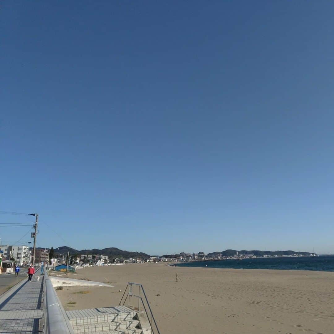 【公式】オーシャンリゾートホテル マホロバ・マインズ三浦さんのインスタグラム写真 - (【公式】オーシャンリゾートホテル マホロバ・マインズ三浦Instagram)「三浦海岸は快晴です！ こんな日は海岸沿いのお散歩が気持ち良い☀️ 皆様素敵な週末をお過ごしくださいね。  #快晴 #太陽 #お散歩 #東京湾 #朝の散歩 #海岸沿い散歩 #お写んぽ #空が好き #散歩道 #けしからん景色 #太陽が好きな人と繋がりたい #gotoトラベル #田舎の風景 #いつかの空 #sunrise #スローライフ #テレワーク #移住 #田舎暮らし #igで繋がる空 #二拠点生活 #移住生活 #移住計画 #三浦 #マホロバ #三浦半島 #maholovaminds #マホロバマインズ #三浦海岸 #マホロバマインズ三浦」10月31日 15時00分 - maholova_minds_miura