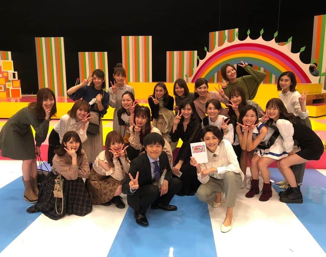 関谷真由のインスタグラム：「アイドリング!!!同窓会 参加してきました✨💕😭  5年前の卒業の時にした「5年後にまた再会しよう」という約束がついについに叶いました。  この日の為に半年以上も前から企画して下さってセットもすごく可愛くて、本当に自分はアイドリング!!!だったんだ、と改めて実感する事が出来ました。こんなにも素敵なメンバーの一員だったんだと。  私は最後にメンバーとして加入したので1番後輩で、昨日はまだお会いした事ない先輩方ともお会い出来凄く幸せでした。  これで本当の本当にアイドリング!!!としての活動は最後なのかと思うとすっっごく寂しいですが、コロナが落ち着いたら今度は打ち上げをしよう！と升野さんが言って下さったので✨🤣  また１つ夢が増えました✨  その日を楽しみに…これからも頑張りたいと思います✨  ご視聴下さったファン様ありがとうございました💕  #バカリズム特番　#idoling」