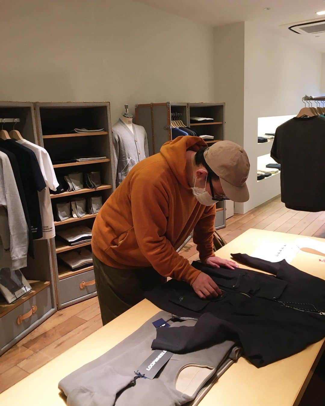 のインスタグラム：「. 【 #LWSNAP】 名古屋から「やっぱり今日、行きまーす！」と 軽いフットワークで受注会アイテムのお迎えに いらして頂いたTさん。  しかも早速、あの新作 別注パーカを 着用していらっしゃるとは…。  Tさん、改めましていつもお気遣い頂き 誠にありがとうございます🙇🏻🙏🏼  Thank you pickup for your pre-order items !!!  #loopwheeler #LWOSAKA #LWSENDAGAYA  #tsuriami #ループウィラー #ループウィラー大阪 #ループウィラー千駄ヶ谷 #吊り編み #日本製スウェット #Madeinjapan #スウェット #パーカ #LWBASIC #lwコーデ」
