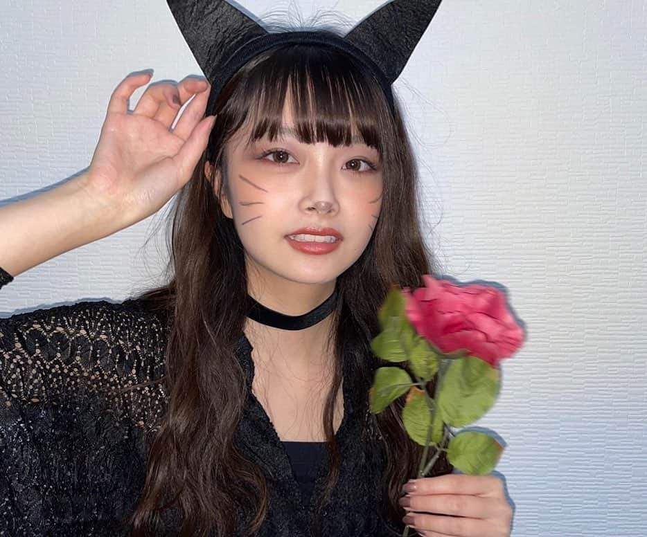 五島百花さんのインスタグラム写真 - (五島百花Instagram)「にゃんっお菓子くれ〜👻 Happy Halloween！実は仮装するのはじめて！ 黒猫になってみましたどうでしょうか 昨日1日早く黒猫ちゃんでお家でお菓子パーティーして楽しみました ・ ・ ・ #happyhalloween #ハロウィン仮装 #黒猫#にゃん#お菓子ちょうだい#猫メイク」10月31日 15時07分 - momokagoshima