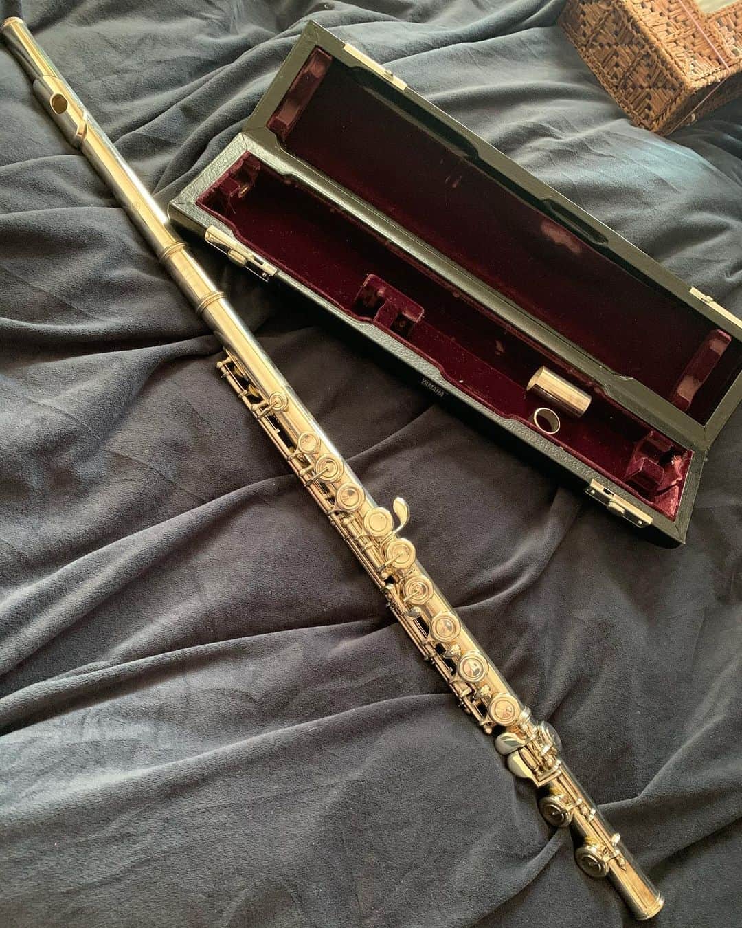 YURIのインスタグラム：「久しぶりに。shedding time. #shed #flute @yamahaflutes #yamaha #singer #flautist #japan #tokyo」