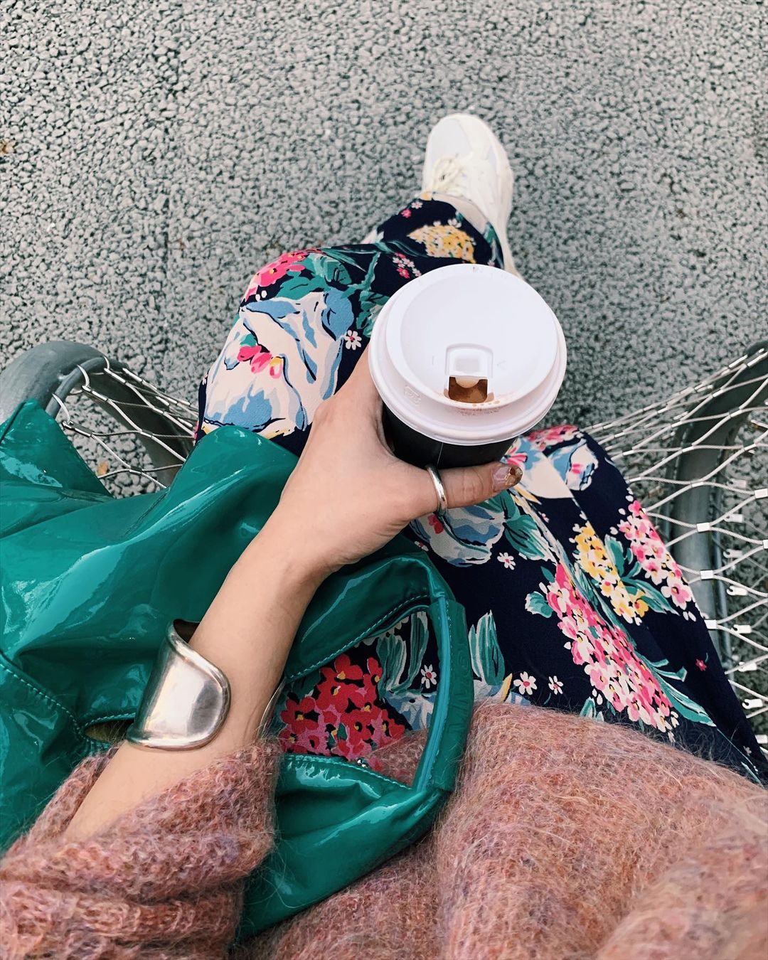 のインスタグラム：「前回の投稿でのお洋服🏷  靴とバッグ以外は古着で、アクセサリーもNYのビンテージショップやフリマで買ったもの♡ ニットは去年もたくさん着たし、スカートはもう2年前くらい？の買い付けで買ってからずっとお気に入り！ 好きなお洋服はこれからもずっと大事に着たい👵🏻」