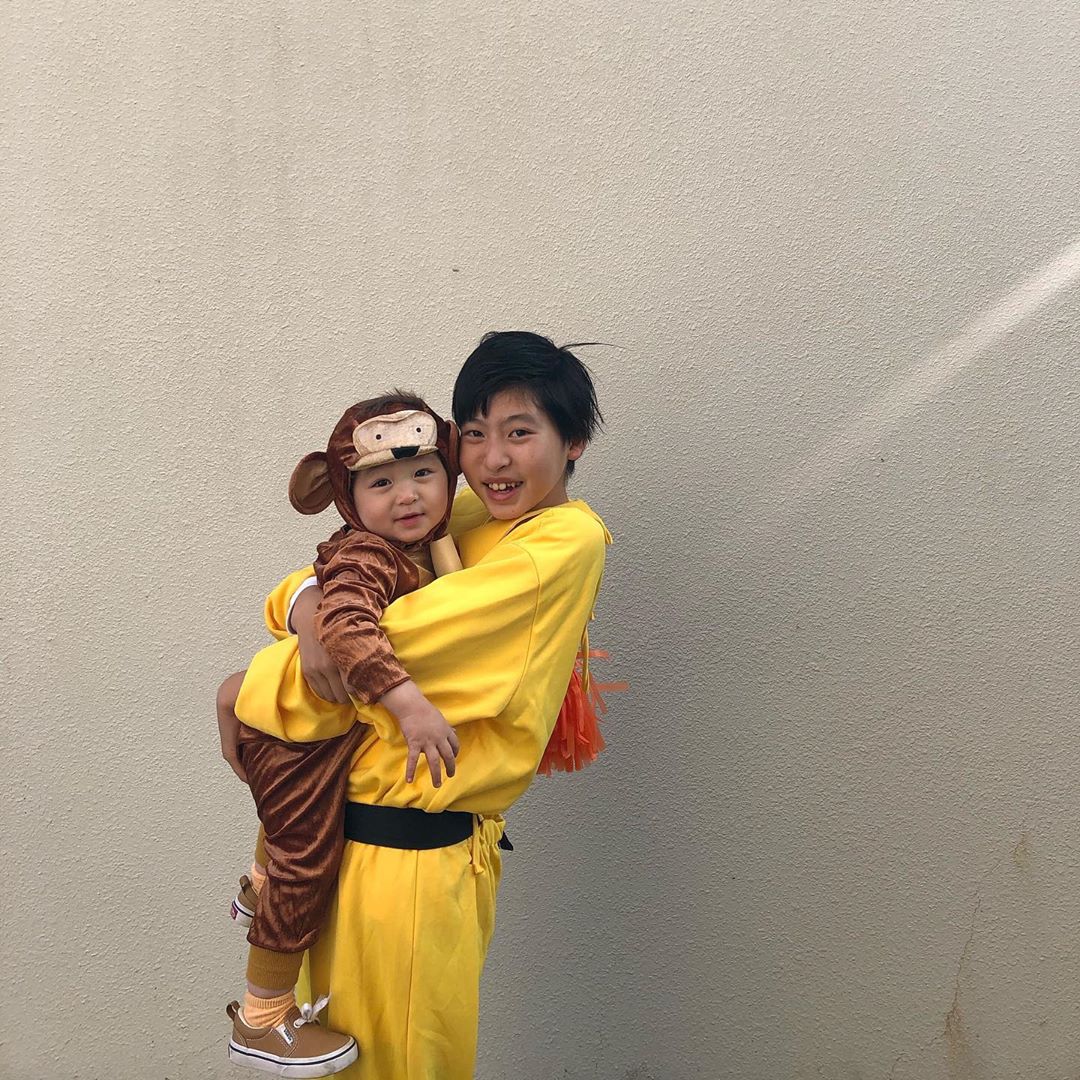 山﨑さおりさんのインスタグラム写真 - (山﨑さおりInstagram)「. happy Halloween🎃🐵💛 2人でいたらジョージ。1人でいたらただのお猿さん🤎 . . #おさるのジョージ #ハロウィン仮装 #兄弟」10月31日 15時34分 - saori_emunjewelry