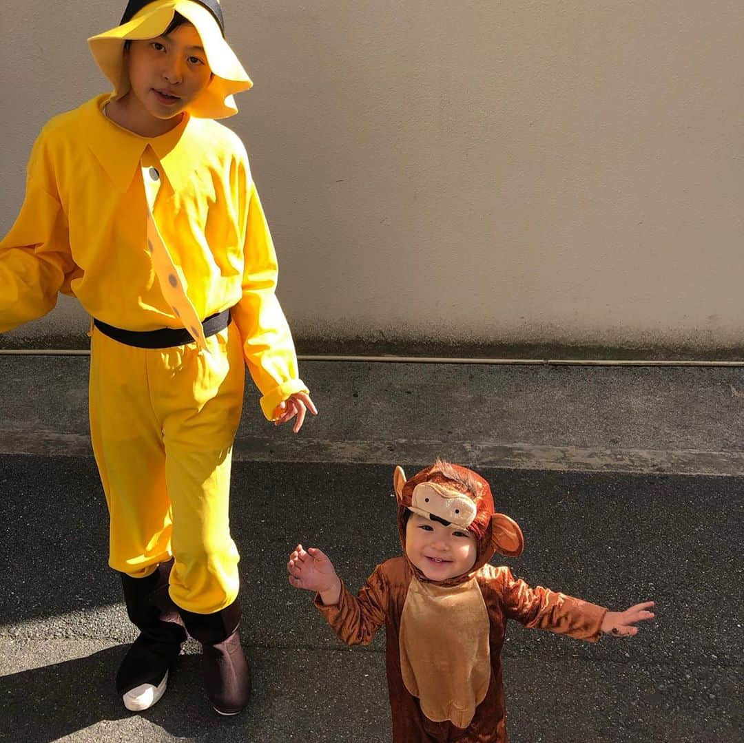 山﨑さおりさんのインスタグラム写真 - (山﨑さおりInstagram)「. happy Halloween🎃🐵💛 2人でいたらジョージ。1人でいたらただのお猿さん🤎 . . #おさるのジョージ #ハロウィン仮装 #兄弟」10月31日 15時34分 - saori_emunjewelry