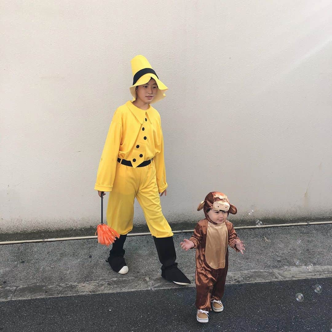 山﨑さおりさんのインスタグラム写真 - (山﨑さおりInstagram)「. happy Halloween🎃🐵💛 2人でいたらジョージ。1人でいたらただのお猿さん🤎 . . #おさるのジョージ #ハロウィン仮装 #兄弟」10月31日 15時34分 - saori_emunjewelry