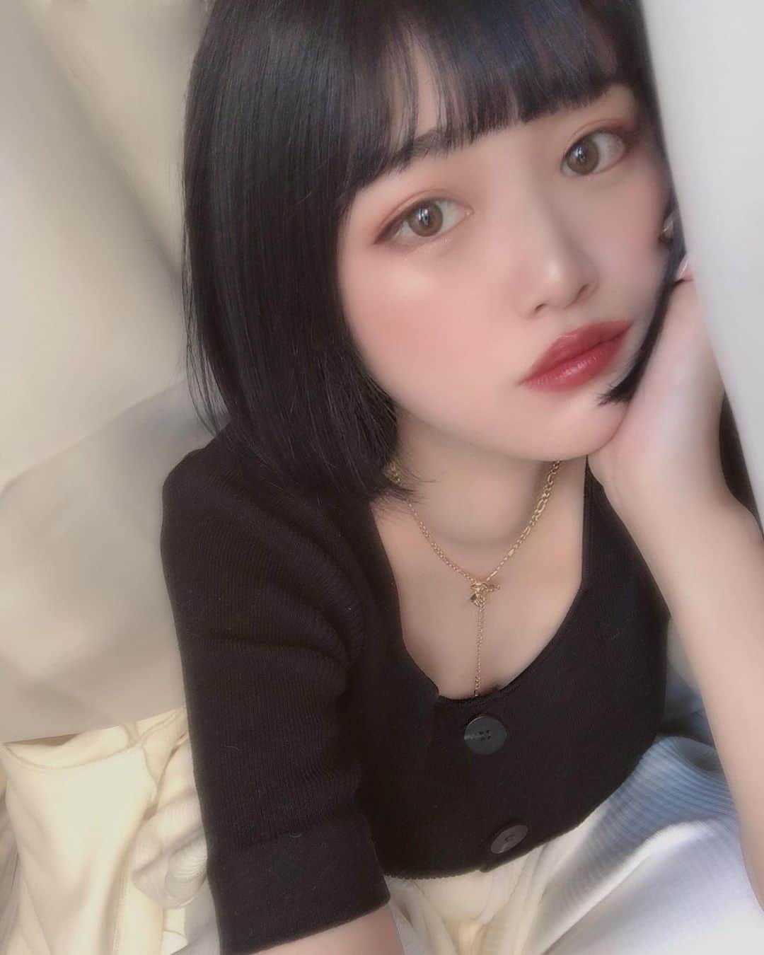 美月リカのインスタグラム：「気分転換にブルーブラックのミニボブにしてみたの☺️  どうかな？ すぐ色抜けてまた明るくなるけどね🤍」