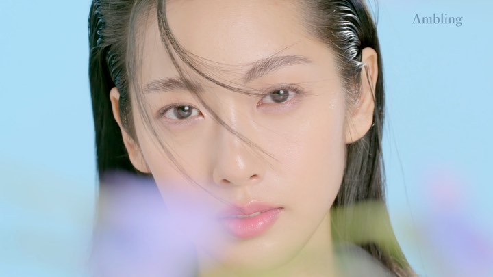 パン・ソヨンのインスタグラム：「. 건조함이 시작될 때  날 지켜주는건 앰블링 💙  @ambling.official  #앰블링#ambling #앰플#에센스#크림 #화장품#광고」