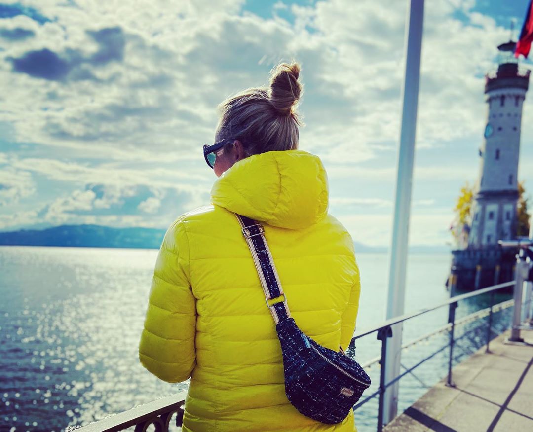 ブラジ&ブラジのインスタグラム：「#musthave #premiumdaune #lightdown #warm #light #beltbags #lindau #insel #work #bouclé #crossbodybags #yellow #blue #wemakeit #wirschaffendaszusammen 💪#thankyou #brasibrasi 💛」