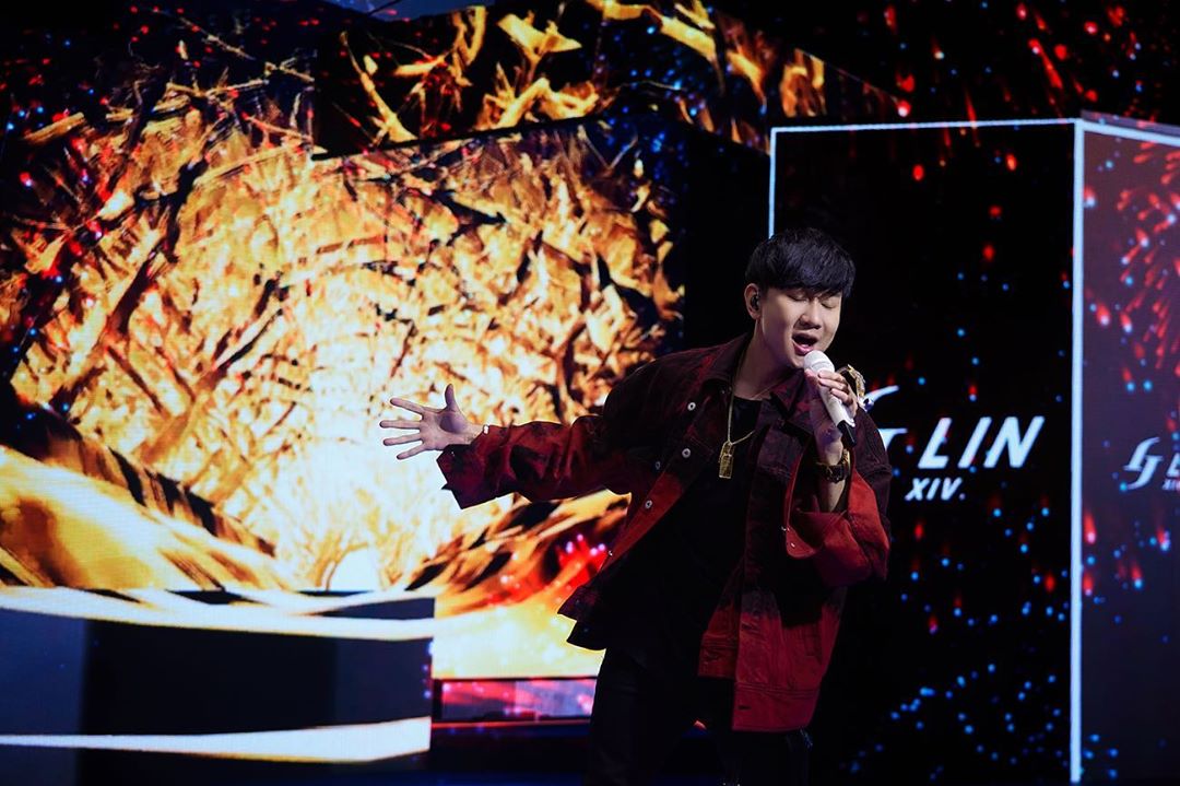 林俊傑のインスタグラム：「⠀ Three years ago, I asked myself what the future of the live stage would be like. Hence we began project “Sanctuary”, and built a space focused on redefining live entertainment. Last night was another milestone for me and the team @jfj_productions and B'in Live. We still have a long way to go, but we are one step closer! ⠀ ⠀ 三年前，我問自己「在未來，Live 的舞台會長什麼樣子。」 因此，我們啟動了「聖所」這個項目，建立了著重於超越現有LIVE 演出的空間。 昨晚是屬於我、 #JFJProductions 和 #必應創造 團隊的全新里程碑。 即使還有很長的路要走，但至少一步一步更靠近！⠀ ⠀ #讓奇蹟發聲⠀ #ifmiracleshadasound #JFJimagine ⠀ #JJ新歌首唱LIVE」