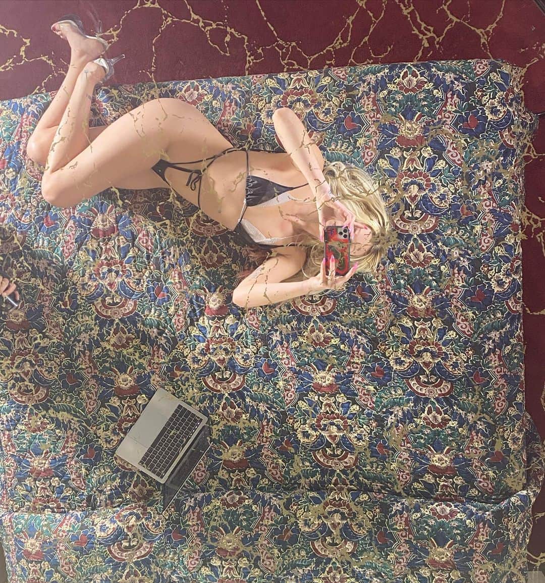 ケイリン・ルッソのインスタグラム：「👩🏼‍💻 what song do you hear when you see this」