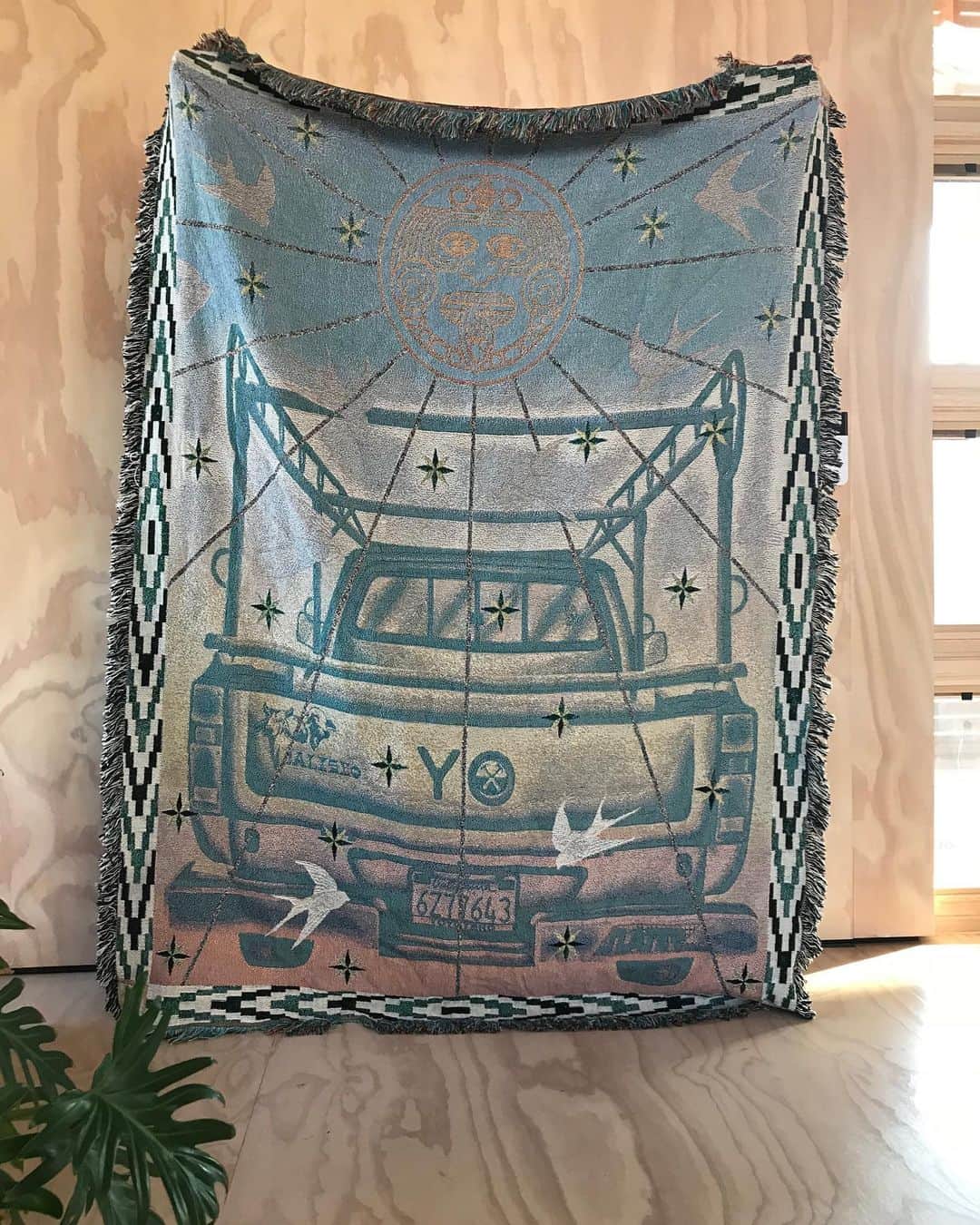 Fred Segalさんのインスタグラム写真 - (Fred SegalInstagram)「We’re excited to launch the first drop of our ART AT HOME SERIES. We partnered with some of our favorite LA-based artists to create these limited edition American-made blankets and pillow shams:⠀ @bijoukarman @ericjunker @flan_jm @la___jaguara @lavetaluddite  ⠀ Check out these special pieces on FredSegal.com to give and get, just in time for the Holidays.⠀ ⠀ #FSArtAtHome⠀ ⠀ #holidaygifts #holidaygiftguide #blankets #pillows #art #homedecor #homedecorart #fredsegal」10月31日 15時30分 - fredsegal