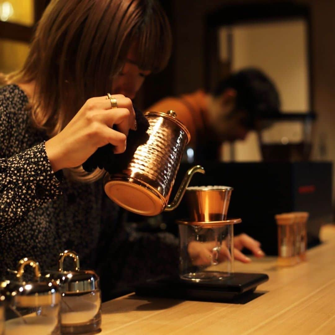 THE LOCAL ＊GoodCoffee運営店舗さんのインスタグラム写真 - (THE LOCAL ＊GoodCoffee運営店舗Instagram)「こんにちは！大槻です。 私たちが業務委託で運営を請け負っている【喫茶サテラ】のインスタアカウントを開設しました！ . 48年続いた青山茶館を改装 入り口の柱やカウンター後ろの棚、座席のシーツなど残せるところは残しています。 珈琲は @allseasonscoffee で焼いてもらったブレンドを3種類使用し、クレープやドリアもメニューにありますので是非お試しください！ .」10月31日 15時39分 - thelocaltokyo