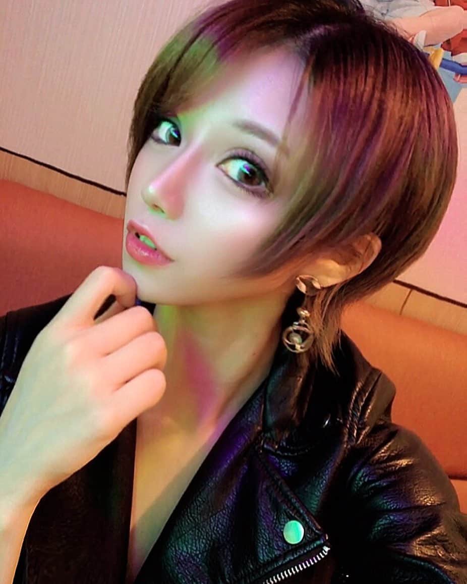 侑季美怜のインスタグラム：「髪伸ばし中〜 とか言って またすぐ切っちゃうんだろうな。」