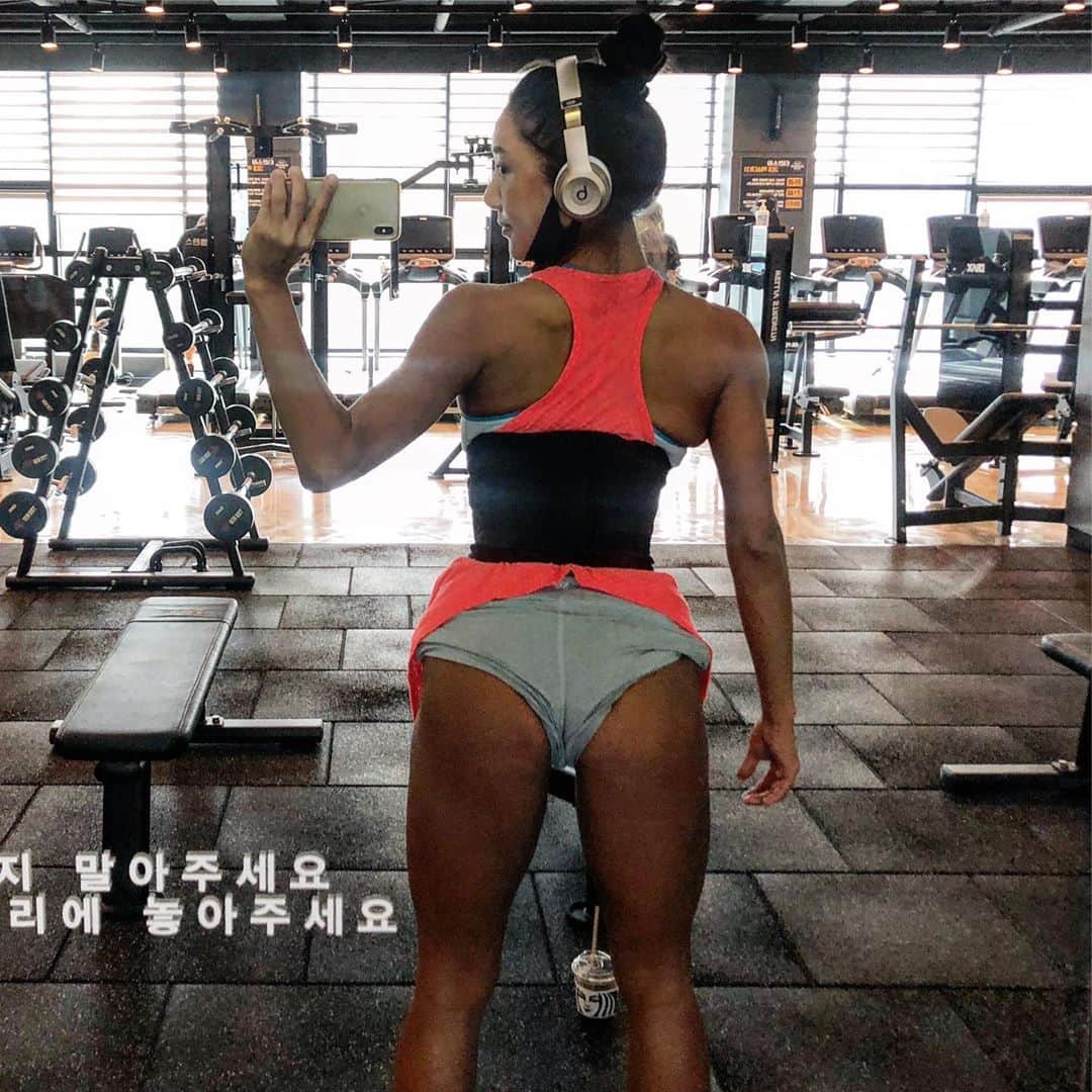 Areum Jungさんのインスタグラム写真 - (Areum JungInstagram)「리프팅한 얼굴도 차츰 괜츈해지고 있어여 ㅋㅋ한달은 온전히 되어야한다니 기대 중.!! 무튼 얼굴은 계속 예쁘게, 잃었던 엉덩이는 크고 예쁘게! 올 해 남은 목표는 근육멸치탈출 근육미녀되기❤️. . 이번 주는 @chancegym_hanuman 요기 내내 못 왔으니 문 닫는 6시까지 뽕빼야지. . . Really focusing on gain more beautiful muscle on glutes. Working hard for lean and sexy👊🏽👊🏽🤸🏾‍♂️🤸🏾‍♂️🤸🏾‍♂️🤸🏾‍♂️. Actually slowly getting better 👋🏽👋🏽👋🏽. . . #운동 #workout」10月31日 15時46分 - areumjung