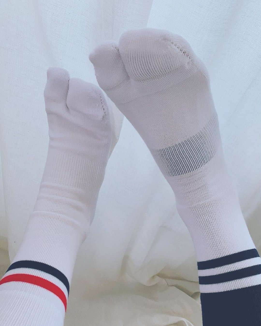 海下真夕さんのインスタグラム写真 - (海下真夕Instagram)「. 🧦🤍🧦 お揃いの靴下でお出かけ👫  なかなかお揃いって恥ずかしくてしないけど、 靴下だと取り入れやすいね🧡  @nodal_japan  #nodal #andscaper #socks #tabi #tabisocks」10月31日 15時47分 - kaigeworld