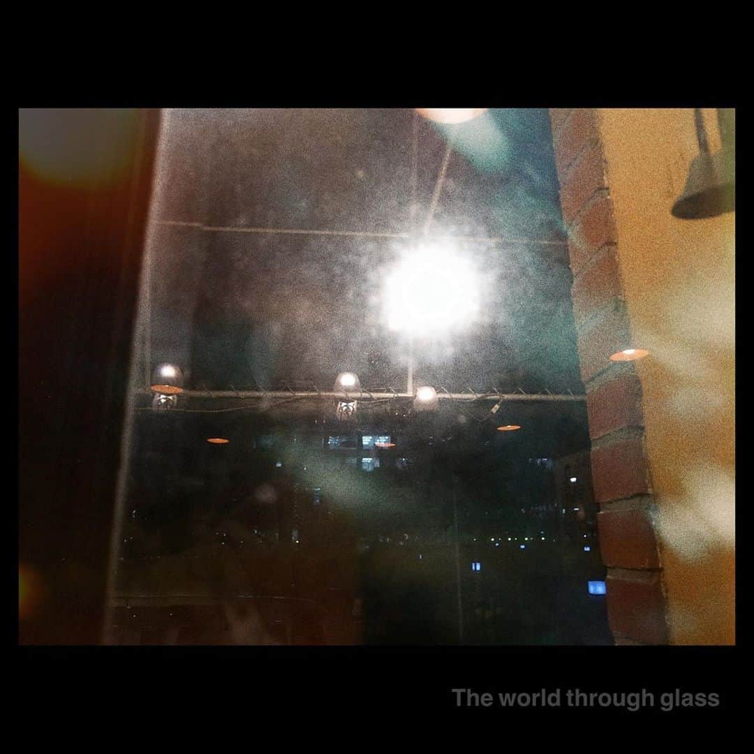 spatulaさんのインスタグラム写真 - (spatulaInstagram)「・ ✨ガラス越しの世界✨ ・ ・ 「The world through glass 」 ・ ・ (￣^￣)ゞビゴッ✨」10月31日 15時48分 - kinba