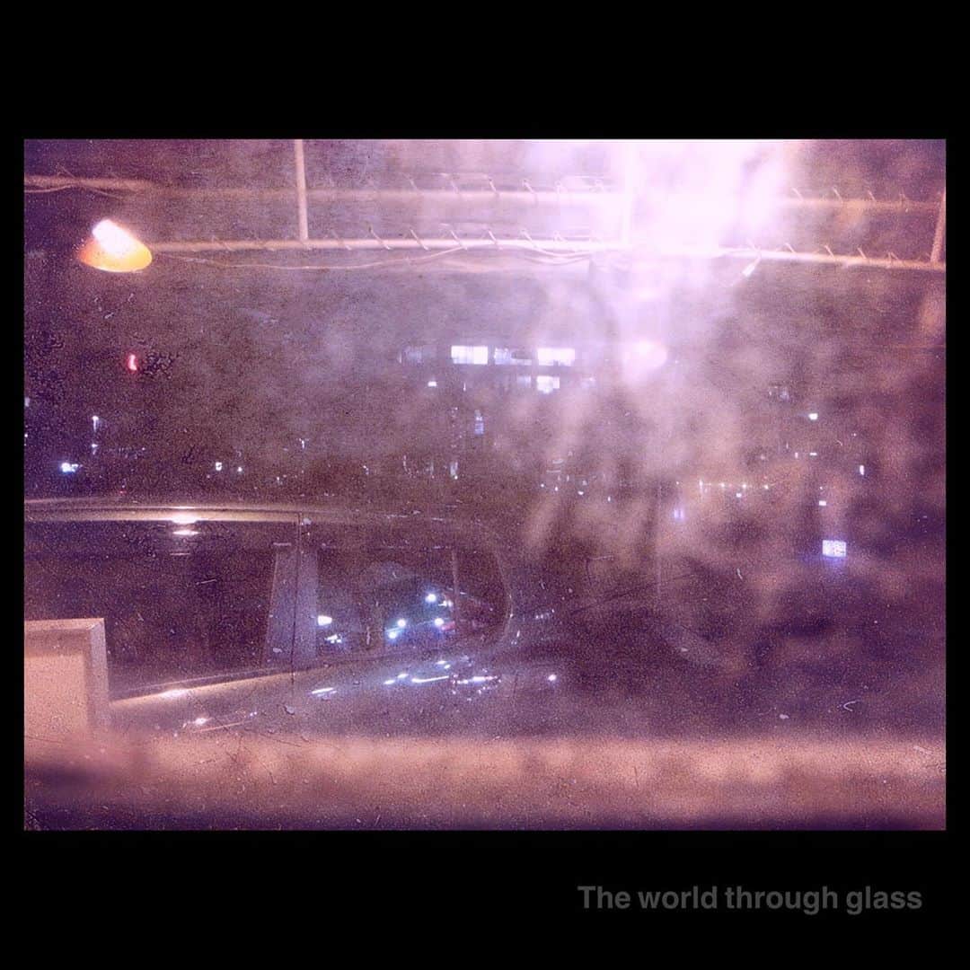 spatulaさんのインスタグラム写真 - (spatulaInstagram)「・ ✨ガラス越しの世界✨ ・ ・ 「The world through glass 」 ・ ・ (￣^￣)ゞビゴッ✨」10月31日 15時48分 - kinba