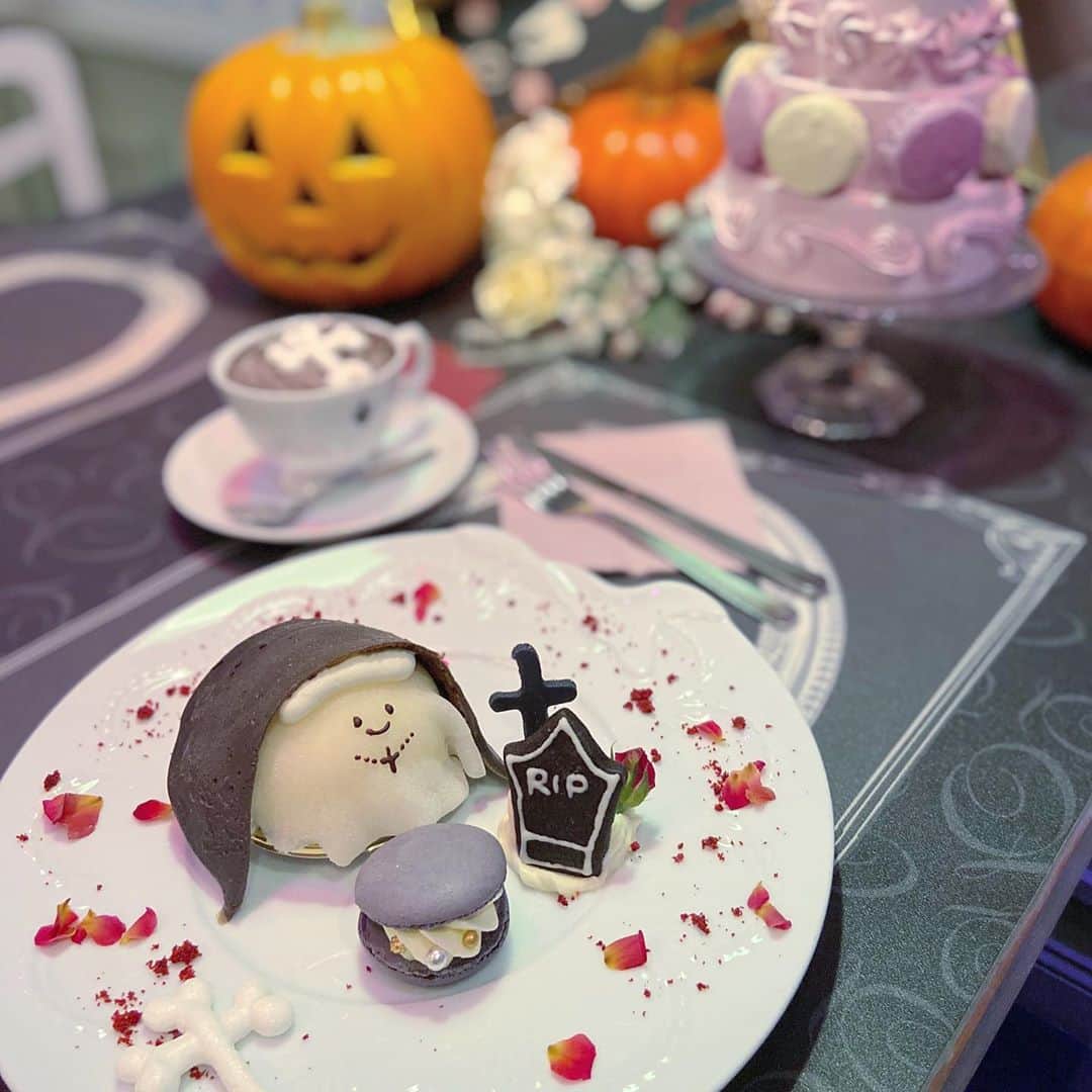 のインスタグラム：「💜💜💜  滑り込みハロウィンスイーツ！  Q-pot.CAFEのおばけちゃんプレートと アコリットのハロウィンアフタヌーンティー  仮装は出来なかったけど楽しかった🎃 12月はすみれの魔法ケーキセット再び…？一年はやい。  @qpot_official  @cafe_acorite  #ハロウィンスイーツ  #ハロウィンパーティー  #qpotカフェ #アコリット  #おばけちゃんプレート  #アフタヌーンティー」