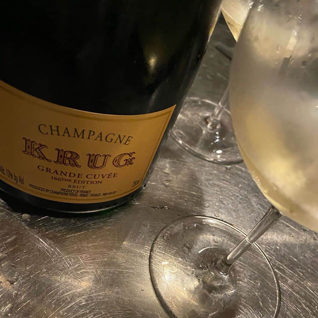 宮澤崇史のインスタグラム：「久しぶりのKRUG 美味しいな〜 お酒を飲むようになって、ワインを飲むようになって色々と楽しさが見えてくる 多くの人に愛されるワイン 好き嫌いが分かれるワイン みんなが知っているワイン 飲み比べてみたい  #vino #champagne #krug #lovewine #france #krugchampagne #vin #泡 #シャンパーニュ #クリュッグ」