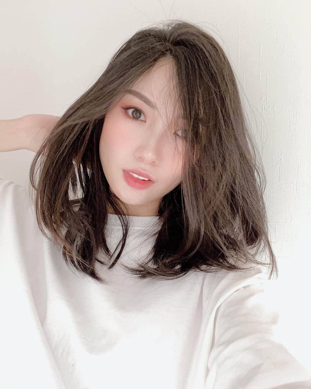 吉田愛璃のインスタグラム：「. . 𝙷𝚊𝚙𝚙𝚢 𝚑𝚊𝚕𝚕𝚘𝚠𝚎𝚎𝚗🎃 気持ちだけでもと思って目尻ピンっ  今日から20週に入り6ヶ月目に突入🤰 折り返し地点だ(・∀・)ハッ  19wに主人と一緒に胎動を感じられてからは幸せも2倍♡ 体重もついに私史上最高に🕺笑　  その反面、尾てい骨の痛み、頭痛などなどマイナートラブルもあるし、お腹の張りの感覚もわかってきて不安になることもあるけど、のんびり無理せず6ヶ月も元気に過ごせたらと思います☺︎  まだなーんにも出産準備してないんだけど、みんないつからするの？そろそろ？動けるうちにベッドルームやら衣装部屋の模様替えもしなきゃだよな💭  #halloween  #去年の仮装パーティー楽しかったな  #妊娠6ヶ月  #プレママさんと繋がりたい」