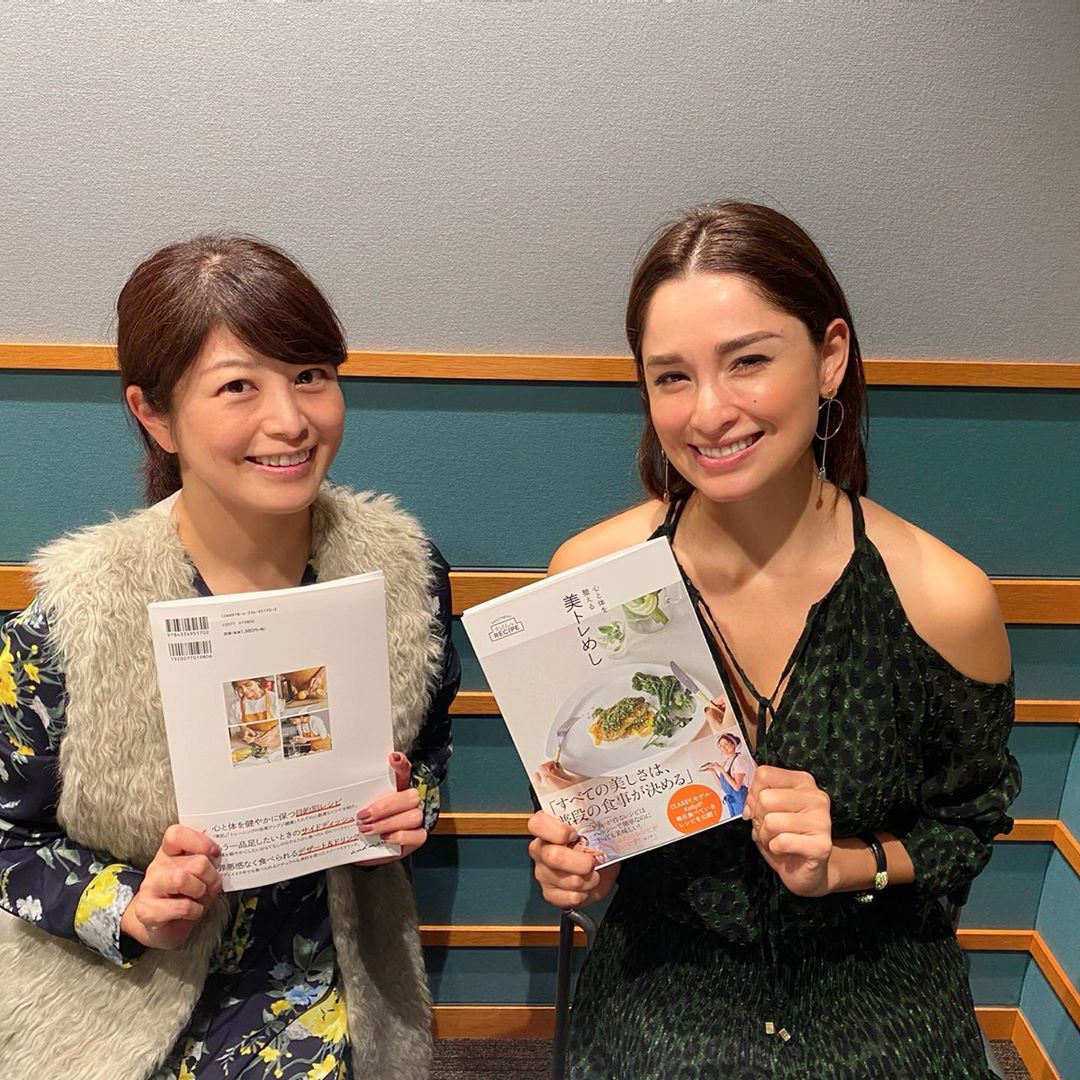 森麻季のインスタグラム：「ラジオのゲストは @kellymisawa さん💓  穏やかな笑顔で、でもとっても芯が強くて素敵な女性でした  #美トレめし  健康になれるレシピがたくさん載っています  #私本の背表紙を表にしてる　 #誰も言ってくれなかったよ #kelly さん #森麻季  #ブルボンプレゼンツshiningstar」