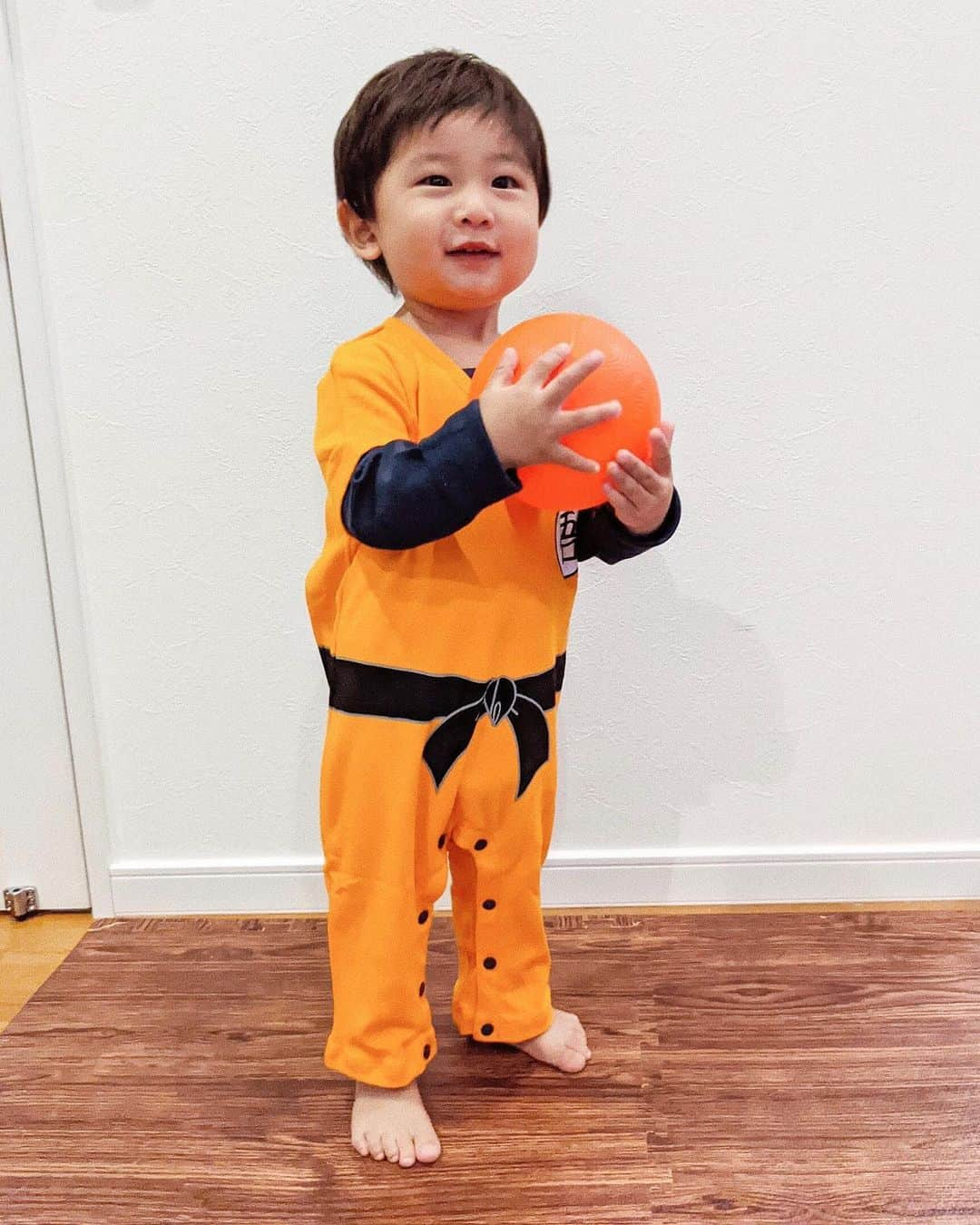 ソンイさんのインスタグラム写真 - (ソンイInstagram)「Happy halloween👻🎃 第二弾は孫悟空👦🏻☄️🔥 1枚目はやんちゃさが伝わるようなあえての不意打ちショットで🤣  私の旧姓が「孫」だから、自分の子供の頃は孫悟空じゃんとお決まりで言われてて息子にコスプレやってみたかったの🔥笑  #ハロウィンコスプレ #ハロウィン #孫悟空 #ドラゴンボール #1歳7ヶ月 #男の子ベビー #男の子コーデ #男の子育児」10月31日 16時17分 - sunwei1013