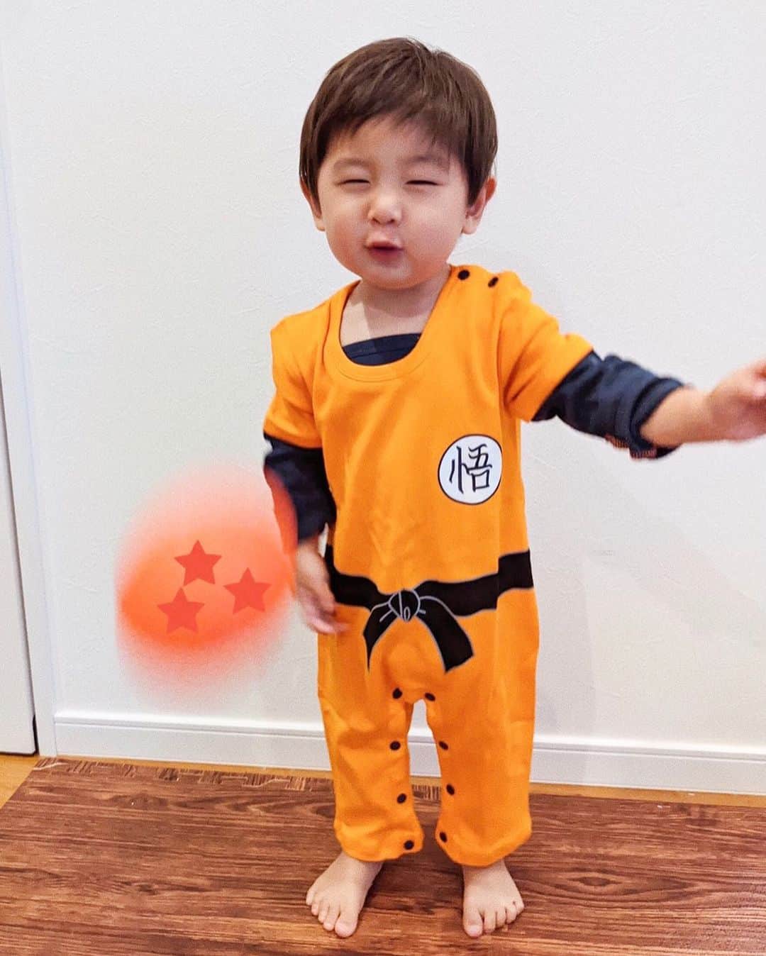 ソンイのインスタグラム：「Happy halloween👻🎃 第二弾は孫悟空👦🏻☄️🔥 1枚目はやんちゃさが伝わるようなあえての不意打ちショットで🤣  私の旧姓が「孫」だから、自分の子供の頃は孫悟空じゃんとお決まりで言われてて息子にコスプレやってみたかったの🔥笑  #ハロウィンコスプレ #ハロウィン #孫悟空 #ドラゴンボール #1歳7ヶ月 #男の子ベビー #男の子コーデ #男の子育児」