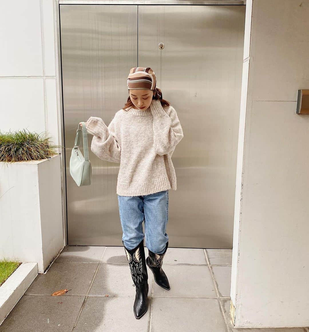 Eri Koyamaさんのインスタグラム写真 - (Eri KoyamaInstagram)「. #ミニハンドバッグ . 長財布も入れられるサイズ感◎ 今年はスタイリングのどこかにカラーを入れたくなる🥴💙 . . (まだまだ髪長い時との写真がミックスになりそうです🧏🏻‍♀️) . @ungrid_official @ungrid_staffsnap @eri_koyama_ #UngridDENIM #153cmコーデ」10月31日 16時10分 - 6ri___k
