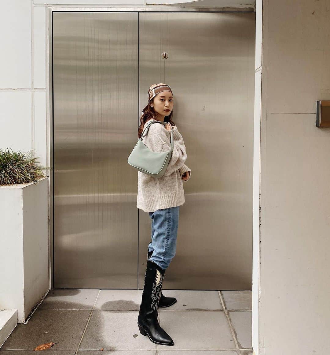 Eri Koyamaさんのインスタグラム写真 - (Eri KoyamaInstagram)「. #ミニハンドバッグ . 長財布も入れられるサイズ感◎ 今年はスタイリングのどこかにカラーを入れたくなる🥴💙 . . (まだまだ髪長い時との写真がミックスになりそうです🧏🏻‍♀️) . @ungrid_official @ungrid_staffsnap @eri_koyama_ #UngridDENIM #153cmコーデ」10月31日 16時10分 - 6ri___k