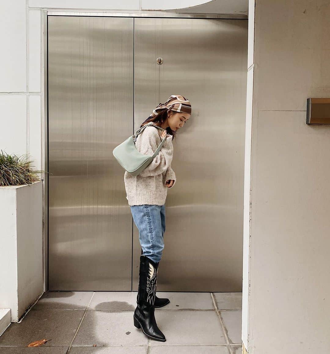 Eri Koyamaのインスタグラム：「. #ミニハンドバッグ . 長財布も入れられるサイズ感◎ 今年はスタイリングのどこかにカラーを入れたくなる🥴💙 . . (まだまだ髪長い時との写真がミックスになりそうです🧏🏻‍♀️) . @ungrid_official @ungrid_staffsnap @eri_koyama_ #UngridDENIM #153cmコーデ」