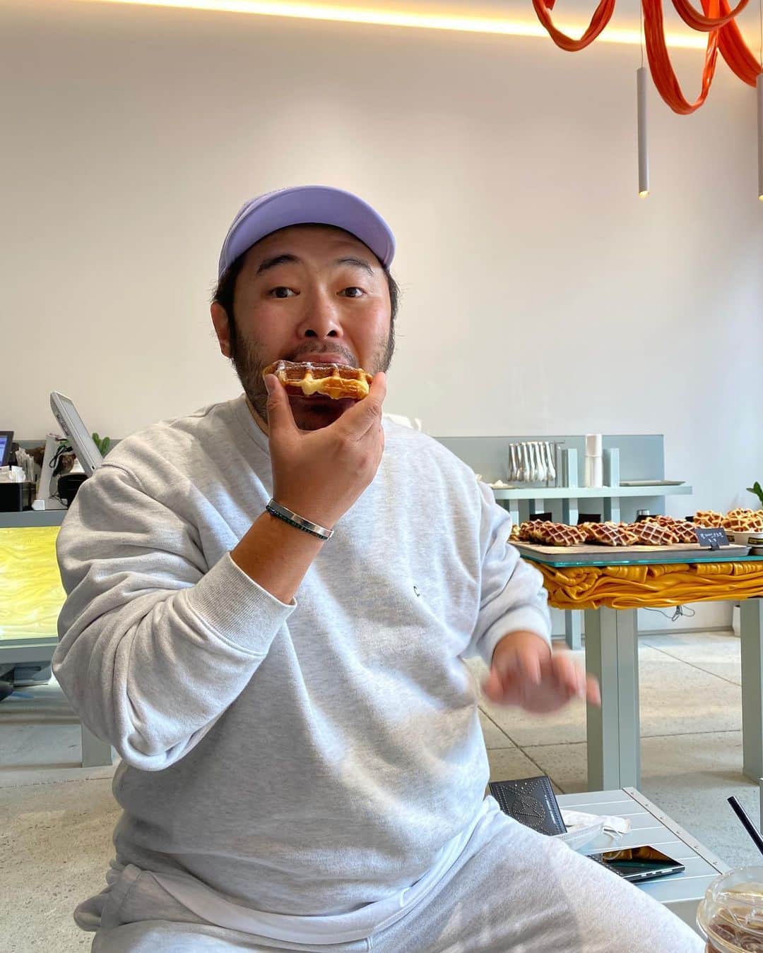 キム・ギバンのインスタグラム：「. 동네에 맛있는 곳이 계속 생긴다.. 어쩌지?? 뭘 어째~다 먹어불자!! . #포크가왜필요해🤔  #크로플 #스콘 #커피 = #천국 (왼팔은 날개짓?) #윌비」