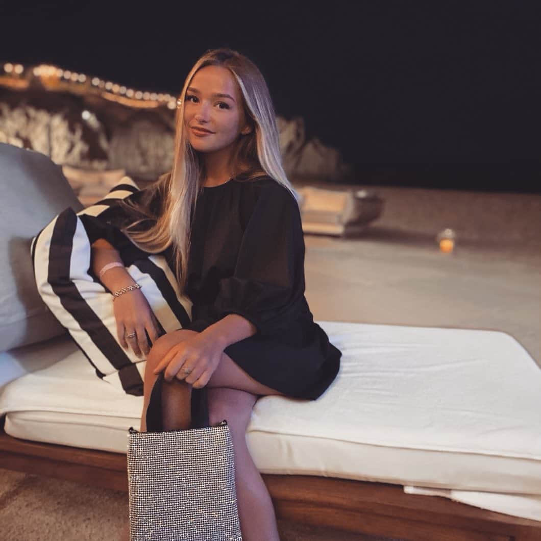 コニー・タルボットのインスタグラム：「Dinner and movies on the beach🍿」