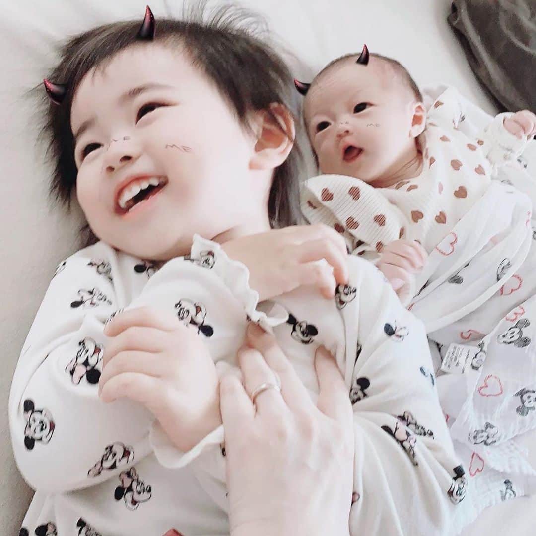 mariomi324のインスタグラム：「今年の#ハロウィン はなんもできず😭 とりあえずsnowで🤳💕 来年は仮装できたらいいな🎃 ♡ ♡ ♡ ♡ #3歳 #生後0ヶ月 #0歳 #新生児 #ベビーガール #babygirl #女の子ママ #姉妹ママ #姉妹 #赤ちゃんのいる生活 #赤ちゃんのいる暮らし #おくるみ #ベビー用品 #ベビーグッズ #宝物 #宝物が増えました #halloween #デビル」