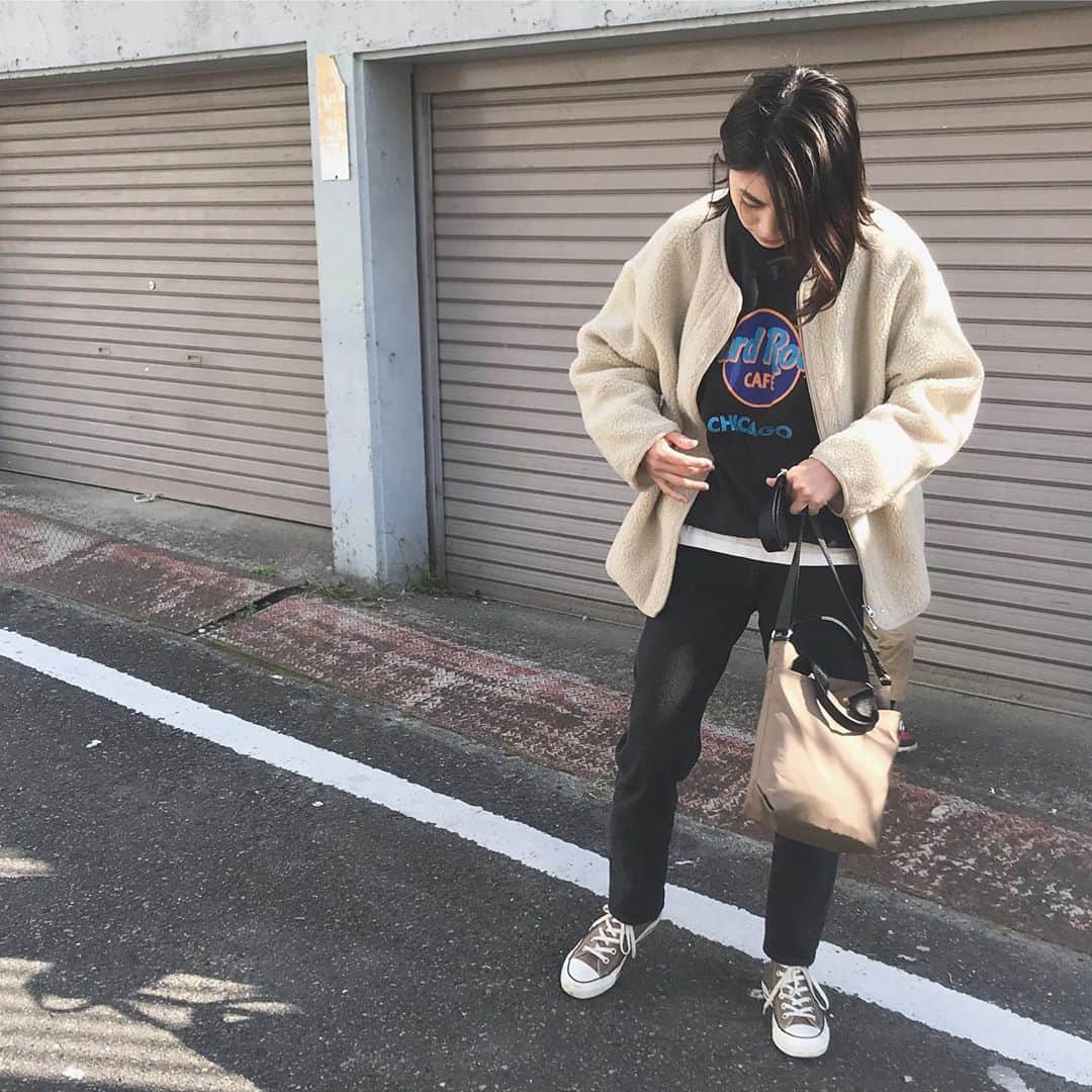 上村若菜のインスタグラム：「. Weekend🎃 美容院からの公園はしご。 . #wakameswardrobe #カジュアルコーデ #ママコーデ  #大人カジュアル #ボアジャケット  . ボアジャケット…#shipsany スウェット…#vintage デニム…#theshinzone  靴…#converse」