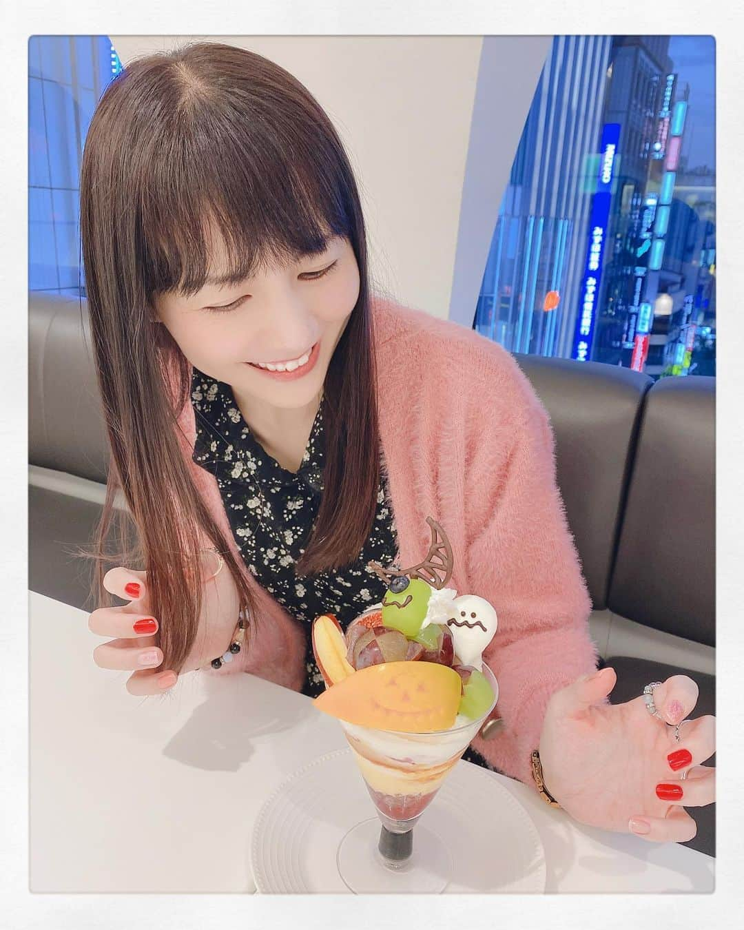 真坂美帆のインスタグラム：「⋆❁.* ・ カフェめぐり…♡ ・ ・ ♡♡♡ ハッピーハロウィン🎃✨ ♡♡♡ ・ ・ タカノフルーツパーラー @takano_fruitparlour_official  ハロウィンパフェ👻✨ ・ #cafe #café #halloweensweets #halloween #カフェ #カフェめぐり #カフェ巡り #東京カフェ #ハロウィン #ハロウィンパフェ #ハッピーハロウィン #ハロウィンスイーツ  #声優 #真坂美帆」