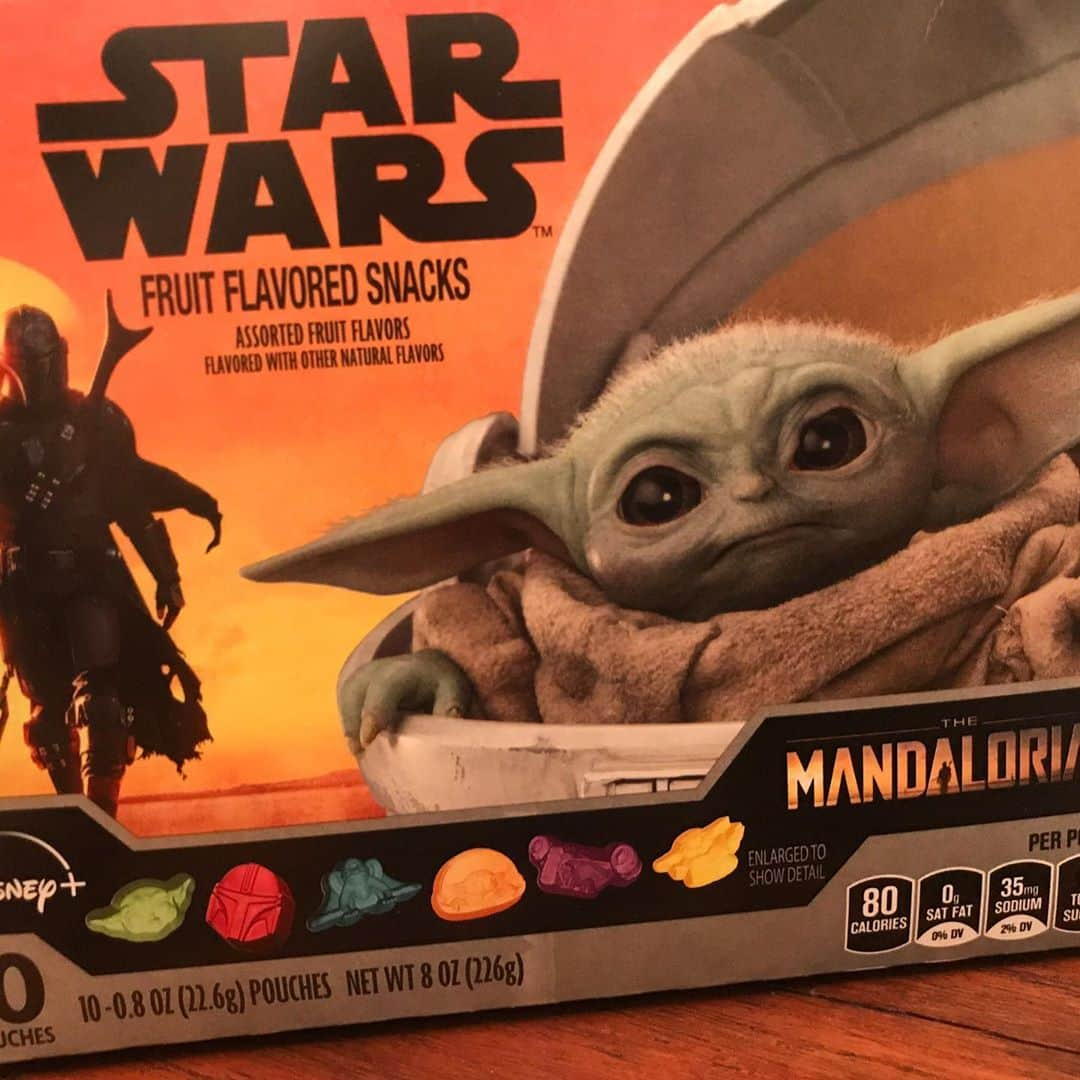 セス・グリーンのインスタグラム：「100% my snack support during @themandalorian premiere」