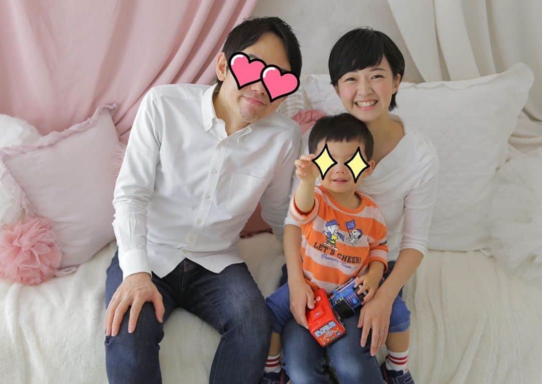 百千糸のインスタグラム：「２歳の記念にスタジオで写真撮影をしに行きました^ - ^  スタジオで用意されたタキシードを着る予定だったのに、着ていた服を脱がせたら大泣き💦 結局着てきた普段着で撮影。笑 （それなら家からまともな洋服着せていけばよかったと後悔。。。） 撮影はスタジオの皆様のプロ技と義理の両親も駆けつけてくれたお陰でご機嫌も戻りなんとか終了！」