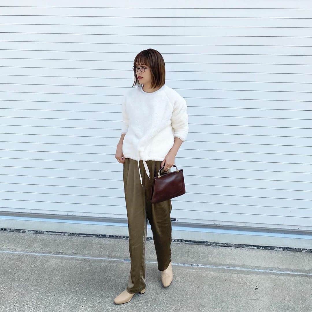 井村亜里香のインスタグラム：「スポーツウェアブランド @tigora_women のもこもこトップスが 肌触りがよくて気持ち良いし暖かい🐑☁️ カジュアルにもキレイめの私服に 合わせられるデザインのスポーツウェアブランドって 中々ないので重宝しそう♡💭 ・ #tigora#tigora_women#sportswear #pr #sportswearstore#code#fashion #sportsfashion#autumnfashion #ティゴラ#スポーツデポ#アルペン #モコモココーデ#秋コーデ #スポーツウェア#トレーナー#コーデ」