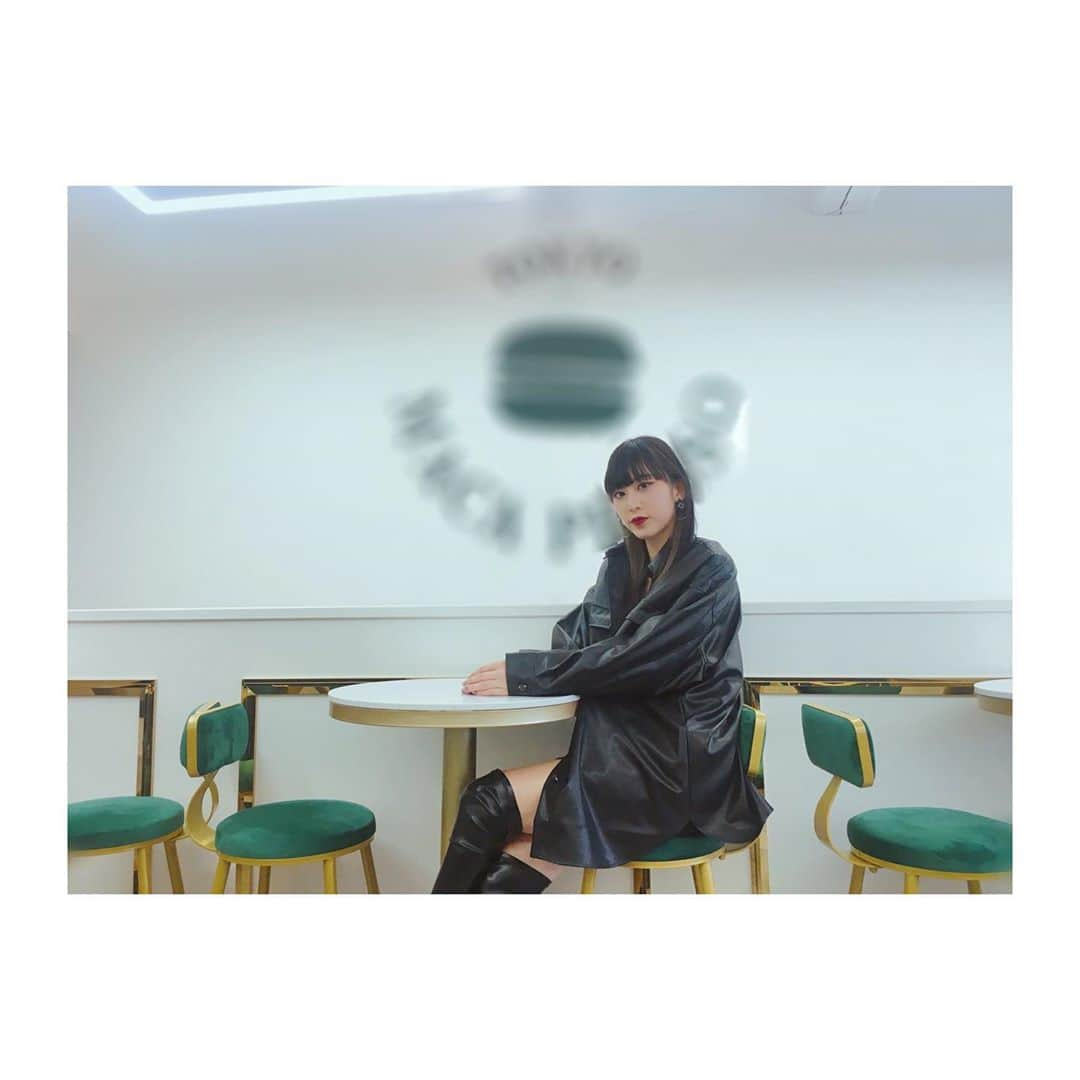 YURINAさんのインスタグラム写真 - (YURINAInstagram)「・﻿ 🖤☕️🧁🖤﻿ ﻿ 📸 #韓国マカロン専門店﻿ ﻿ ﻿ good morning ☀︎﻿ ﻿ Happy Halloween 🎃👻﻿ ﻿ ハロウィンですが今年は何もしません。🙄﻿ ﻿ ﻿ ﻿ 先日、お姉ちゃんと韓国マカロンのお店﻿ 行った時に撮ってくれました📸﻿ ﻿ 新大久保で前に私が行った店舗と同じお店が﻿ 大阪にもあったのでお姉ちゃんを﻿ 連れて行きました👭﻿ ﻿ 美味しかったしまた行きたいな〜〜﻿ ﻿ ﻿ ﻿ ﻿ 10月ラストDAY🍬🍪🍫﻿ ﻿ 良き週末お過ごし下さい♡﻿ ﻿ ﻿ ﻿ #オリックス #BsGirls #Bs2020 #avex﻿ #baseball #プロ野球 #ORIX #Buffaloes﻿ #超革新系 #勝紺 #京セラドーム大阪 ﻿ #ほっともっとフィールド神戸 #オリ姫 ﻿ #yurina_359  #BsGirls2020 #performer﻿ #dance #全力パフォーマンス #followme﻿ #高身長女子 #筋トレ女子 #黒髪ストレート ﻿ #野球好きと繋がりたい #インナーカラー﻿ #韓国カフェ #鶴橋カフェ #トゥンカロン﻿ #韓国マカロン #今年のハロウィン﻿ ﻿」10月31日 7時29分 - yurina_bsgirls_359