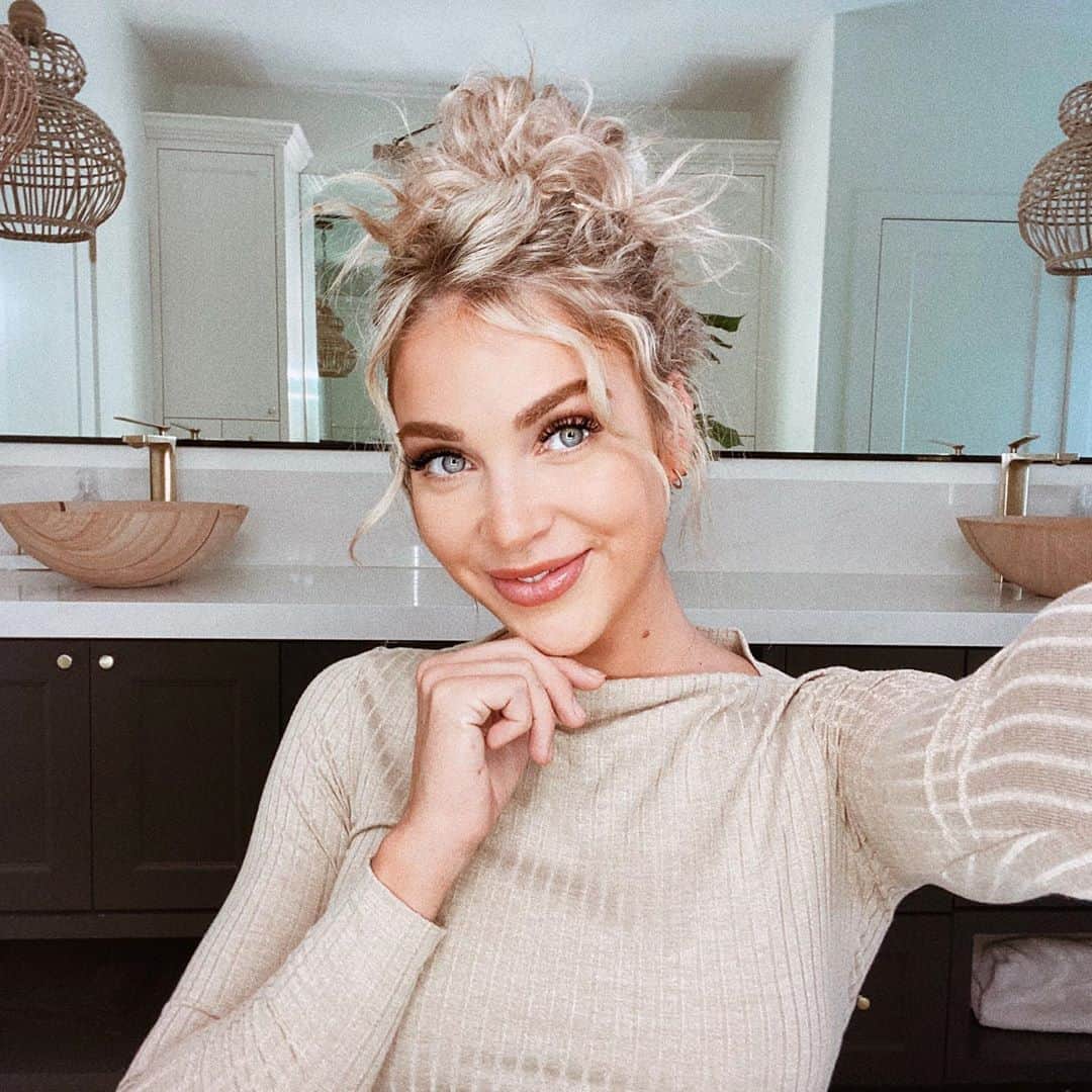 Cara Van Brocklinさんのインスタグラム写真 - (Cara Van BrocklinInstagram)「Changing it up here with a little messy bun updo tutorial on my stories today! I shared a couple of my must have @nexxushaircare products that are a must to complete the look! It's the perfect solution to those dirty hair days that you just don't have the time to wash...we all know what those days are like!? #NexxusPartner #NexxusHair」10月31日 7時30分 - caraloren