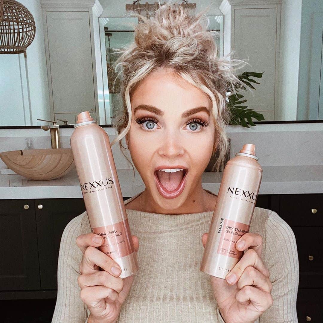 Cara Van Brocklinさんのインスタグラム写真 - (Cara Van BrocklinInstagram)「Changing it up here with a little messy bun updo tutorial on my stories today! I shared a couple of my must have @nexxushaircare products that are a must to complete the look! It's the perfect solution to those dirty hair days that you just don't have the time to wash...we all know what those days are like!? #NexxusPartner #NexxusHair」10月31日 7時30分 - caraloren