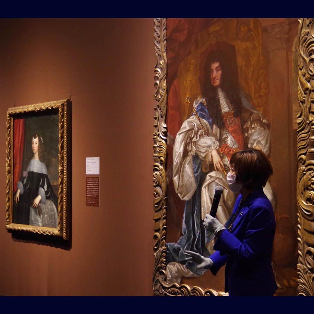 eclat.magazineさんのインスタグラム写真 - (eclat.magazineInstagram)「現在、上野の森美術館では、『ロンドン・ナショナル・ポートレートギャラリー所蔵　KING＆QUEEN展―名画で読み解く 英国王室物語―』が開催中（〜'21年1/11、日時指定制）。15世紀のテューダー朝から現在に至るまでの英国史に輝いてきた王たちの肖像作品が来日しています！   近代以降は写真も登場しており、故ダイアナ妃の肖像を懐かしく拝見しました。いつの間にやら彼女の没年齢を超えてしまって切ないことです。  内覧会には、本誌連載『絵の中のモノ語り』を寄稿いただいている中野京子さんもご登場。   「イギリスは”物語”の国。歴史好きな国民性で人物の評伝も多いので、描かれた人物についての知識をある程度持っているから、肖像画だけの美術館も楽しむことができるんだと思います。もちろん日本の私たちも人相からどんな人だったんだろうと想像したり、時代ごとのファッションの変遷を追うことはできますが、あらかじめ英国史を頭に入れておくと、絵を見るのがもっとおもしろくなるはずです」   故ダイアナ妃の血筋をたどると、中野さんが解説されたチャールズ2世まで遡れるといいます。また、この王のもとへポルトガルから嫁いできたお妃（写真2枚目左）によって、英国にも紅茶文化が広まったのだそう。そういう関係性を知ると、このガニ股気味のおじさんにも少し興味が湧いてくるというもの。   本誌12月号では、色々ありすぎて一番おもしろいテューダー朝について中野京子さんに解説いただきましたので、展覧会の最低限の予習にどうぞ。 (編集B) #KINGandQUEEN展 #上野の森美術館 #英国王室 #イギリス王室 #イギリス #肖像画 #テューダー朝 #ヘンリー8世 #エリザベス1世 #ステュアート朝 #チャールズ2世 #イギリス史 #歴史好き #中野京子 #イギリス王家12の物語」10月31日 7時42分 - eclat.magazine