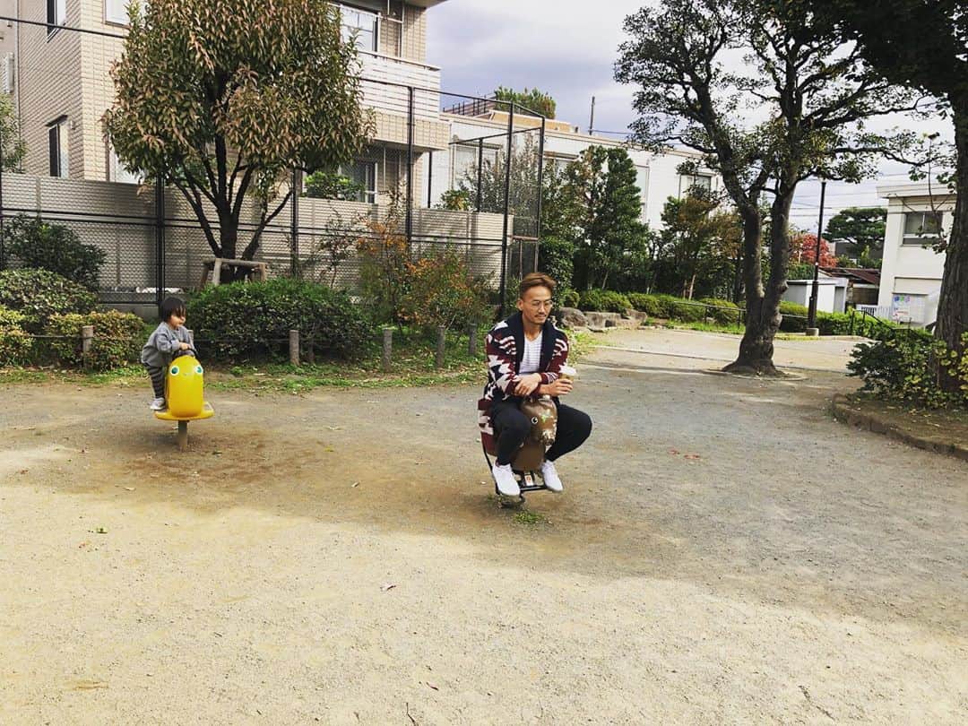 菅井悦子さんのインスタグラム写真 - (菅井悦子Instagram)「午前中（オットにとっては早朝）に、散歩に出かけた日。 息子はエンジョイ、とーさん力尽きるw  皆様素敵な週末を✨ 本日は肩の造形しますよー❤」10月31日 7時34分 - etsuko313