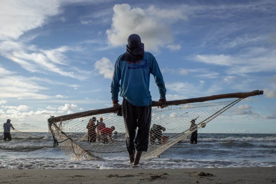National Geographic Travelさんのインスタグラム写真 - (National Geographic TravelInstagram)「Photo by @juancristobalcobo / Fishermen pull a trammel net out of the sea on a beach in Cartagena, Colombia. This was a particularly good day for the fishermen and their families, as they were able to catch enough fish for sale as well as for their own consumption. #fishing #cartagena #juancristobalcobo」10月31日 7時35分 - natgeotravel