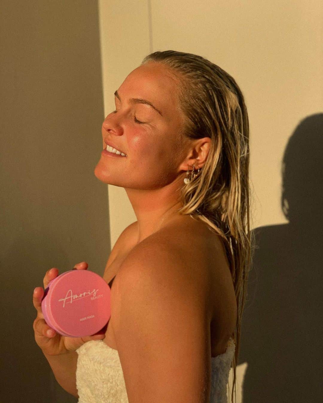 フェリシティー・パルマティアーのインスタグラム：「@amorisbeauty Hair Mask is designed to restore and rejuvenate using all natural ingredients. Perfect for me after spending 6hrs + in the ocean yesterday! ps yes that is a wetsuit tan line on my neck 🤙🏽」