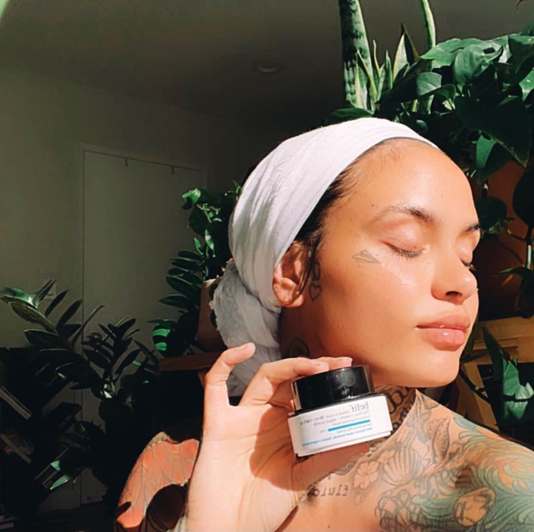 ケラーニのインスタグラム：「🤍 @belifusa ‘s aqua bomb is a super light gel cream that provides a burst of hydration for a really healthy glow. i had super dry skin and had been looking for ages for something that makes me feel hydrated but not oily. perfect to wear under makeup. available at @sephora for the Sephora VIB Sale. #belifbff 🌱」