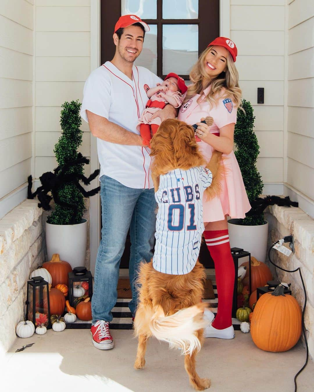 アンナ・ニコル・スミスさんのインスタグラム写真 - (アンナ・ニコル・スミスInstagram)「Aurora’s first Halloween!! 🥰👻🎃 Are you girls dressing up this year or doing anything fun?? If you’re dressing up, what are you going as? P.S. Bonus points for anyone who knows what our costumes are from!! 😉⚾️🙌 #nocryinginbaseball #fbggirls」10月31日 8時00分 - annavictoria